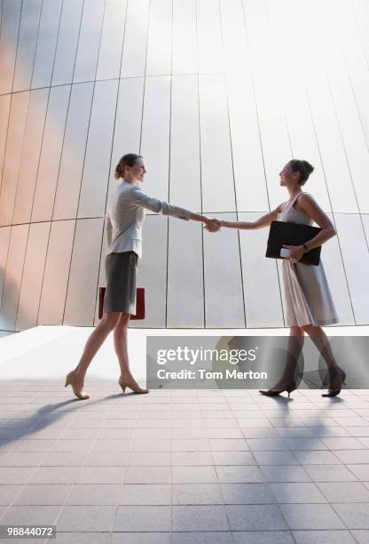 geschäftsfrauen schütteln hände im freien - handshake business zwei personen stock-fotos und bilder