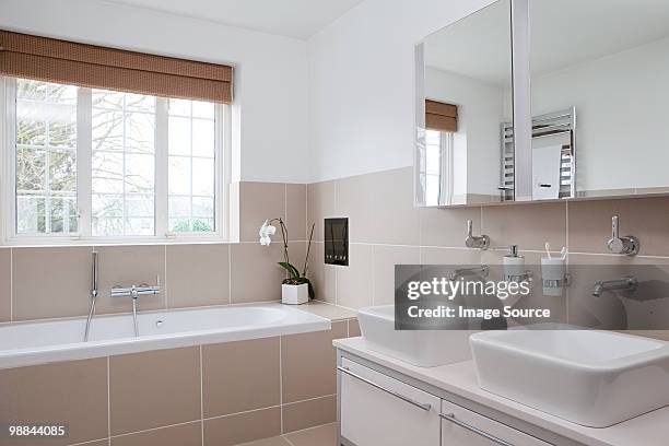 moderna casa de banho - casa de banho doméstica imagens e fotografias de stock