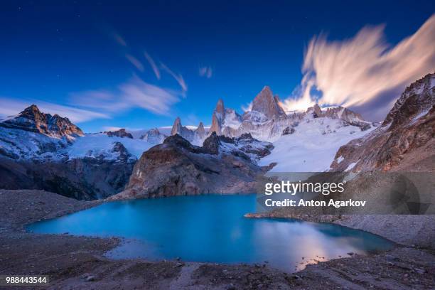 fitz roy over lake at sunset, southern patagonian ice field, patagonia, argentina - lake argentina stockfoto's en -beelden