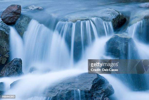 close up of blurred water rushing in stream - 流水 個照片及圖片檔