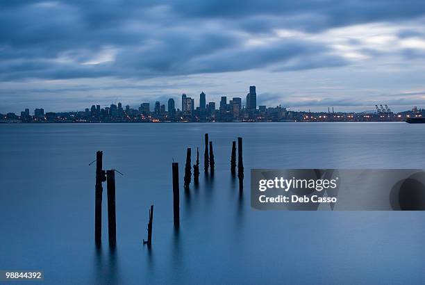 seattle cityscape, elliot bay, puget sound, washington - elliott bay stockfoto's en -beelden