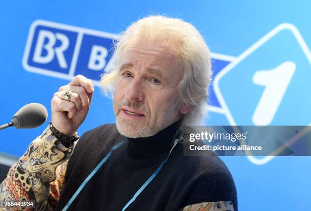Host Thomas Gottschalk gestures during a press call at 'Bayerischer Rundfunk' in Munich, Germany, 4 December 2017. The two radio hosts Gottschalk and...