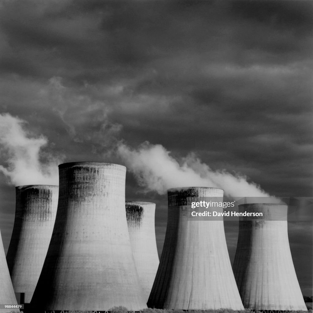 Steaming cooling towers, Ratcliffe Power Station