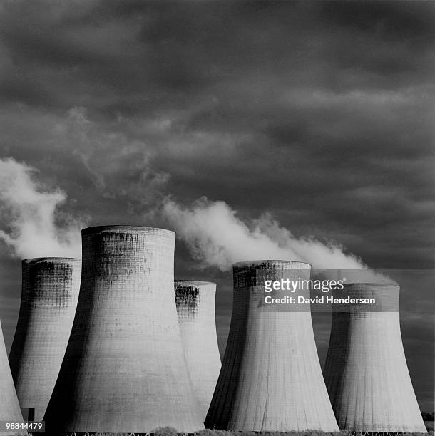 steaming cooling towers, ratcliffe power station - nottinghamshire stock pictures, royalty-free photos & images