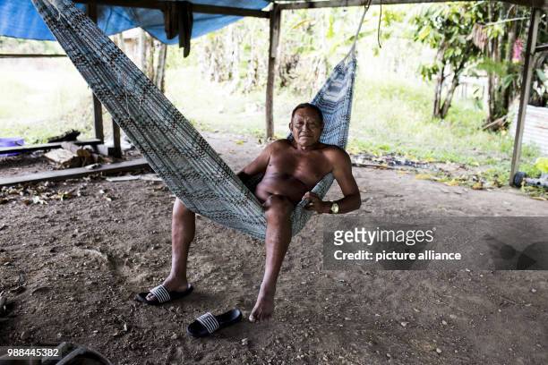Der Bürgermeister des Regenwald-Dorfes Camopi, Joseph Chanel, liegt am in seiner Hängematte. Er ist vom Stamm der Wayapi-Indios. Photo: Autumn...
