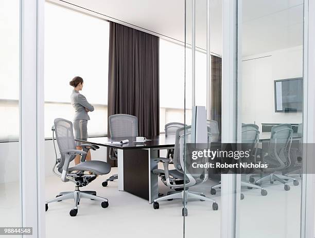 businesswoman standing in conference room - robert moreno fotografías e imágenes de stock