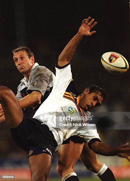 Andrew Walker of the ACT Brumbies and Sefan Terblanche of the Sharks contest for the ball. The ACT Brumbies defeated the Sharks 36-6 to win the 2001...