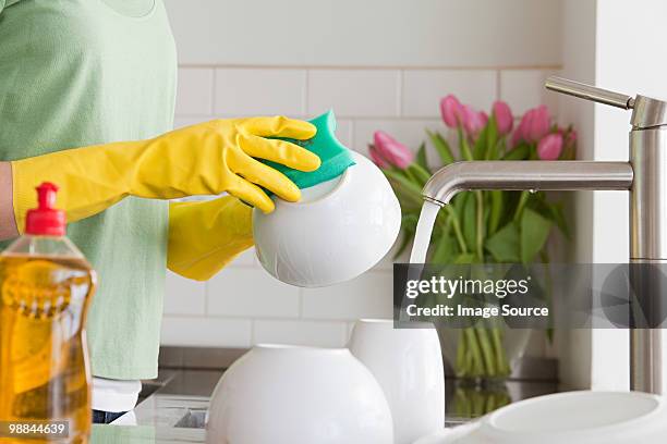 woman washing up - washing up glove - fotografias e filmes do acervo