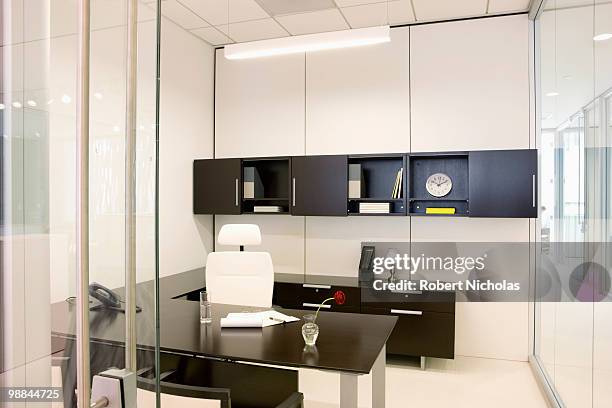 empty modern office with glass walls - leeg bureau stockfoto's en -beelden