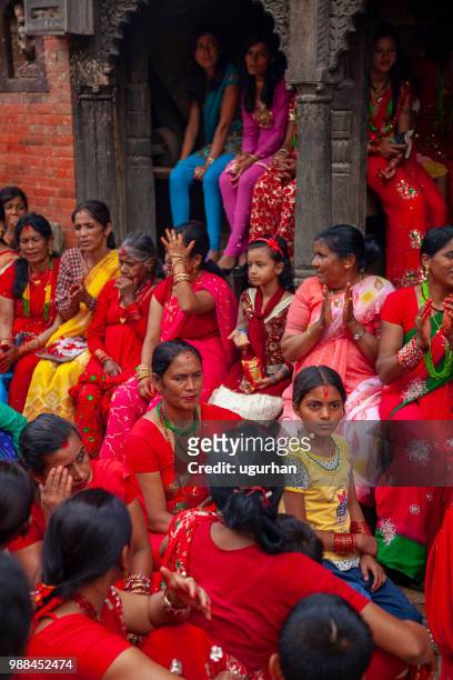 ネパールの女性は寺院の宗教的なイベントに赤の伝統的な服に身を包んだ。 - clad ストックフォトと画像
