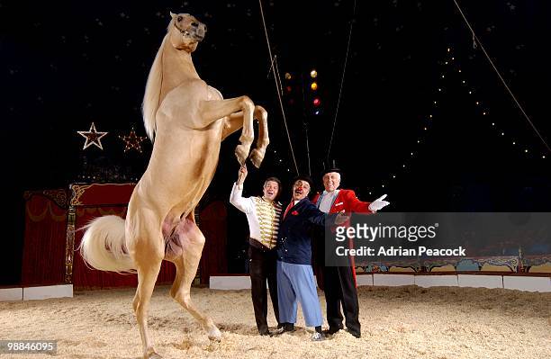 horse and performers posing in circus ring - ringmaster stock pictures, royalty-free photos & images