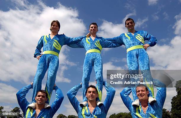 circus acrobats standing on shoulders - human joint foto e immagini stock