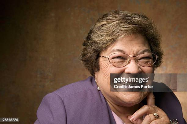 portrait of laughing woman - augen zukneifen stock-fotos und bilder