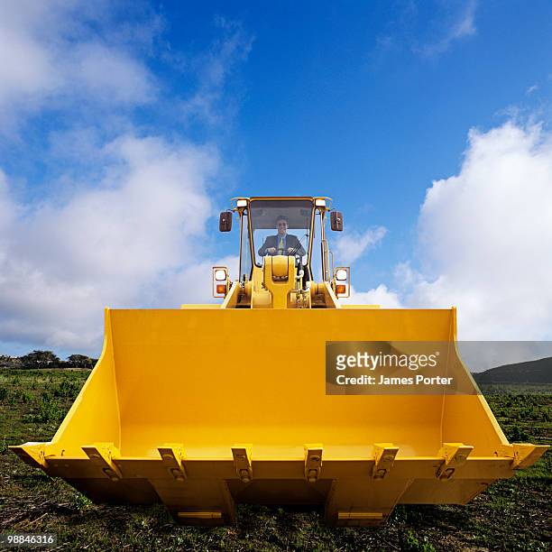 man driving bulldozer - máquina excavadora fotografías e imágenes de stock