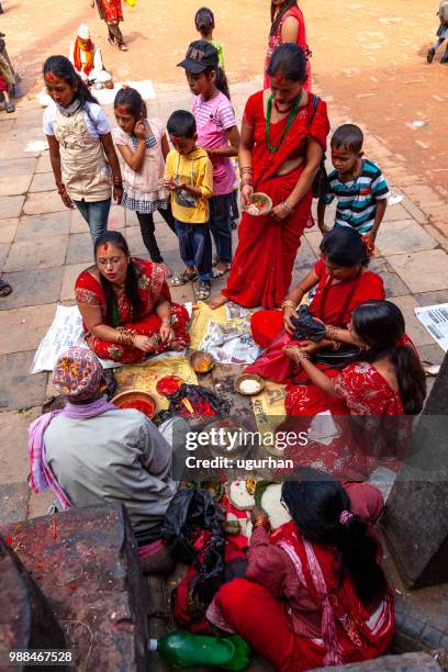 ネパールの預言者と寺院の宗教的なイベントに赤の伝統的な服に身を包んだ女性。 - clad ストックフォトと画像