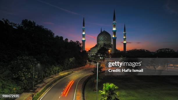 dusk at sultan salahuddin abdul aziz shah mosque, shah alam, selangor, malaysia. - shah alam stock pictures, royalty-free photos & images