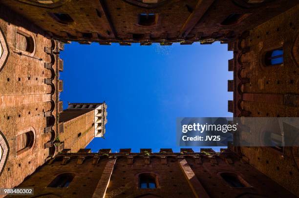 palazzo pubblico courtyard - palazzo pubblico stock pictures, royalty-free photos & images