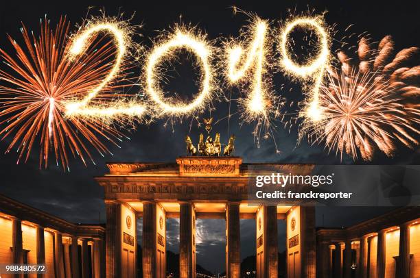 feuerwerk in deutschland für das neue jahr - silvester berlin stock-fotos und bilder
