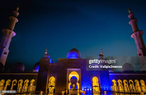 abu dhabi mosque - valigia stock pictures, royalty-free photos & images