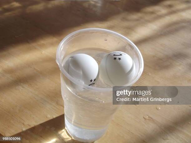 beer pong balls - beer pong stockfoto's en -beelden