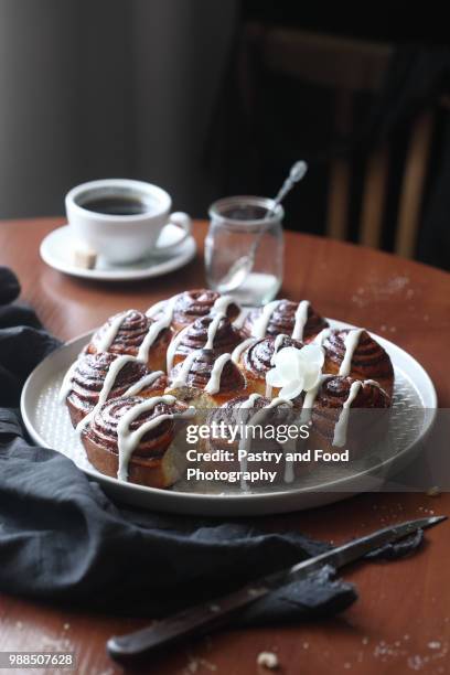 cinnamon rolls with icing glaze - sweet bun stockfoto's en -beelden