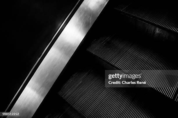 escalator b&w - rieten mat stockfoto's en -beelden