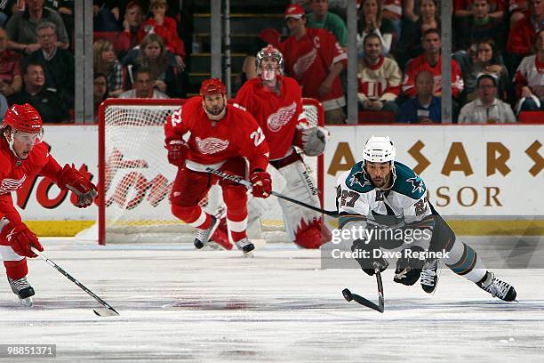 Manny Malhotra of the San Jose Sharks dives to get the puck before Justin Abdelkader of the Detroit Red Wings during Game Three of the Western...