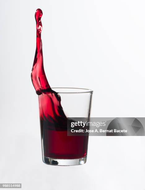 glass of red wine in front of white background. - 高速度撮影 ストックフォトと画像