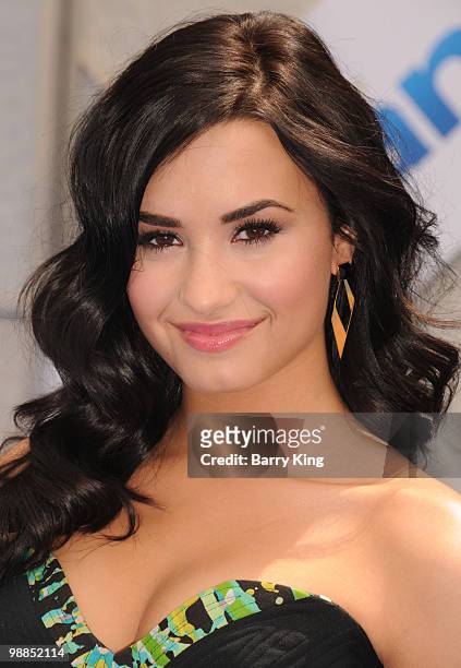 Singer Demi Lovato attend the premiere of "Oceans" at the El Capitan Theatre on April 17, 2010 in Hollywood, California.