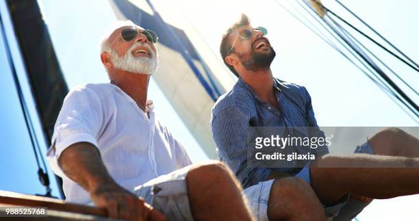 far och son segling. - yacht bildbanksfoton och bilder