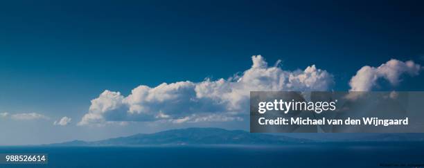 santorini view on ios (van ) - wijngaard stock pictures, royalty-free photos & images