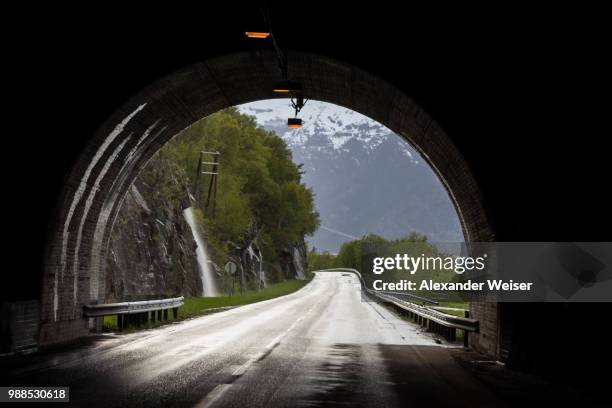 light at the end of the tunnel - light at the end of the tunnel - fotografias e filmes do acervo