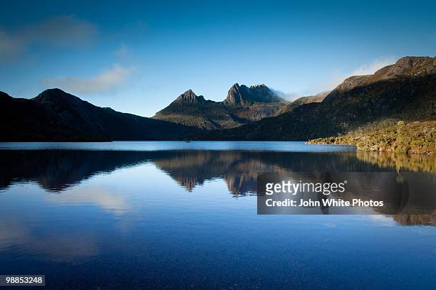 cradle mountain reflected in dove lake - cradle mountain stock-fotos und bilder