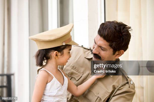 poliziotto indiano con figlia - uniforme della polizia foto e immagini stock