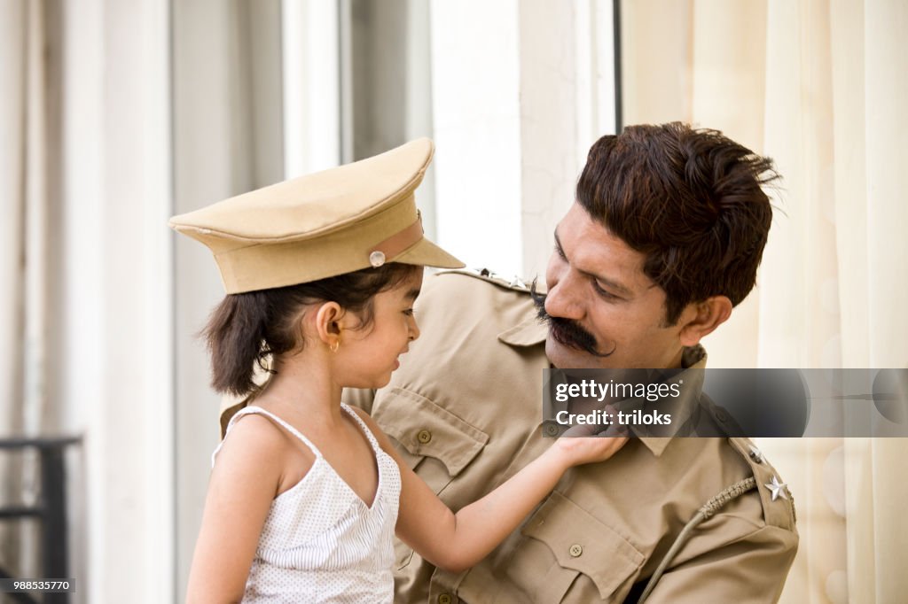Homem de polícia indiana com filha