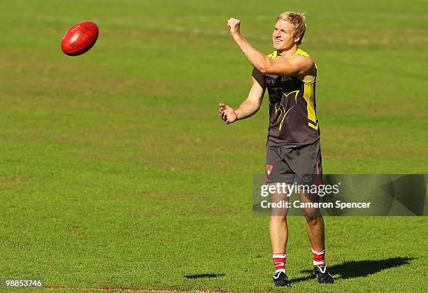 Paul Bevan of the Swans handpasses during a Sydney Swans AFL training session at the Sydney Cricket Ground on May 5, 2010 in Sydney, Australia.