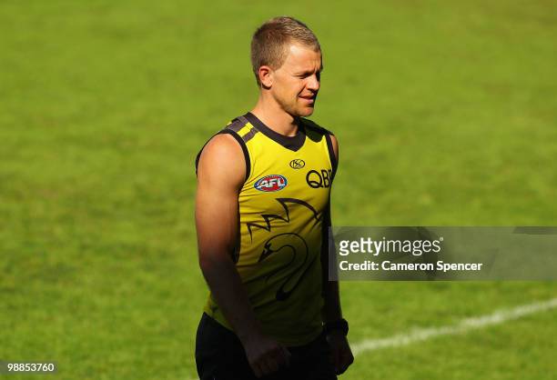 Ryan O'Keefe of the Swans walks to the boundary during a Sydney Swans AFL training session at the Sydney Cricket Ground on May 5, 2010 in Sydney,...