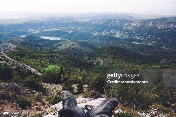 au sommet de la sainte victoire - v de la victoire stock pictures, royalty-free photos & images