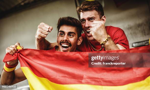 español partidario con el megáfono - bandera españa fotografías e imágenes de stock