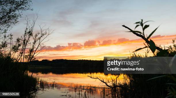 himmel in flammen - himmel stock pictures, royalty-free photos & images