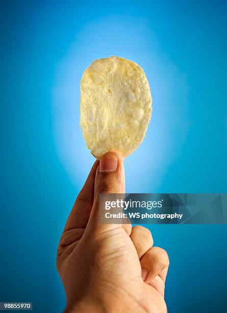 fried potato chip - crisps foto e immagini stock