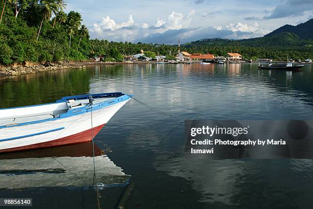 a boat at kima bajo - sulawesi norte imagens e fotografias de stock