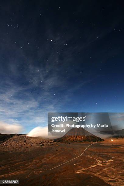 stars above mt. bromo - bromo tengger semeru national park stockfoto's en -beelden