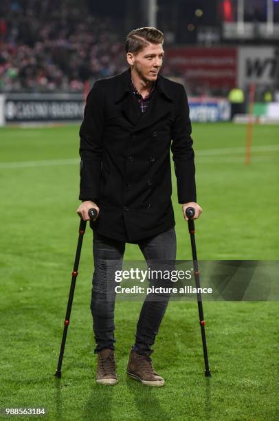 Freiburg's injured Mike Frantz before the German Bundesliga soccer match between SC Freiburg and Hamburger SV at the Schwarzwald Stadium in Freiburg,...