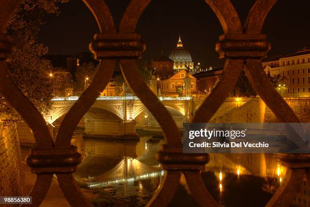 saint peter by night from the bridge - river tiber stock pictures, royalty-free photos & images