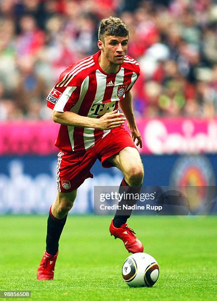 Thomas Mueller of Bayern runs with the ball during the Bundesliga match between FC Bayern Muenchen and VfL Bochum at Allianz Arena on May 1, 2009 in...