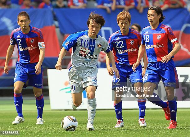 Yong Gi Ryang of Vegalta Sendai competes for the ball during the J. League match between FC Tokyo and Vegalta Sendai at Ajinomoto Stadium on May 5,...