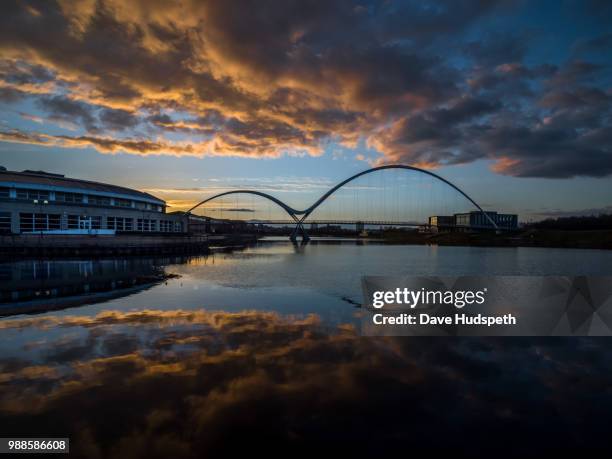 the infinity bridge, stockton on tees, england - stockton on tees stock-fotos und bilder