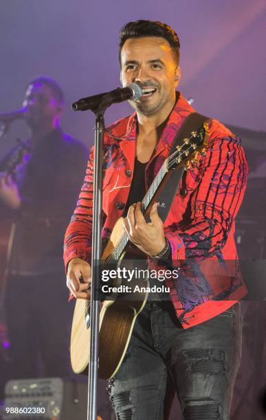 Singer Porto Rico Moroccan Singer Photos and Premium High Res Pictures - Getty Images