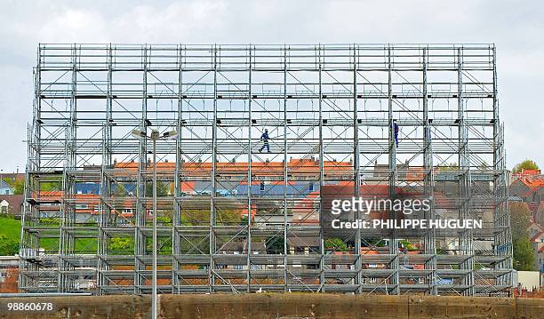 Workers set up scaffolding to display a 800 m2 portrait of French football international Franck Ribery on May 5, 2010 in Boulogne-sur-Mer, northern...